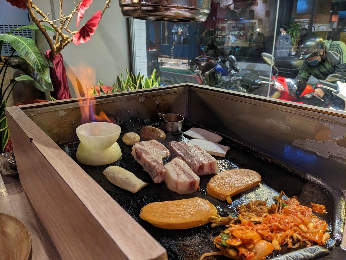 台北燒酒烤烤豬 – 韓式專人燒烤免動手