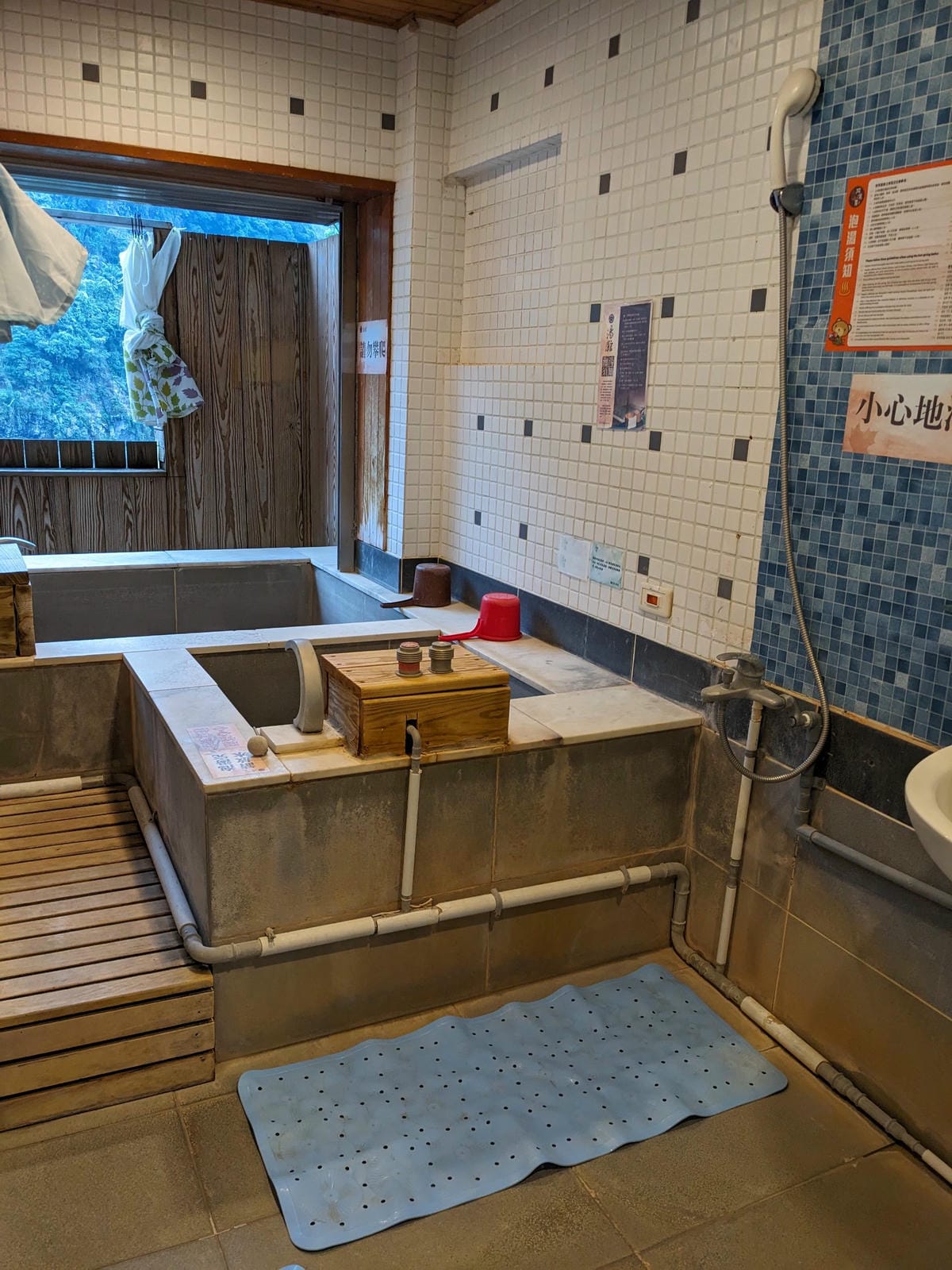 烏來湯館溫泉兩天一夜瀑布溫泉美食