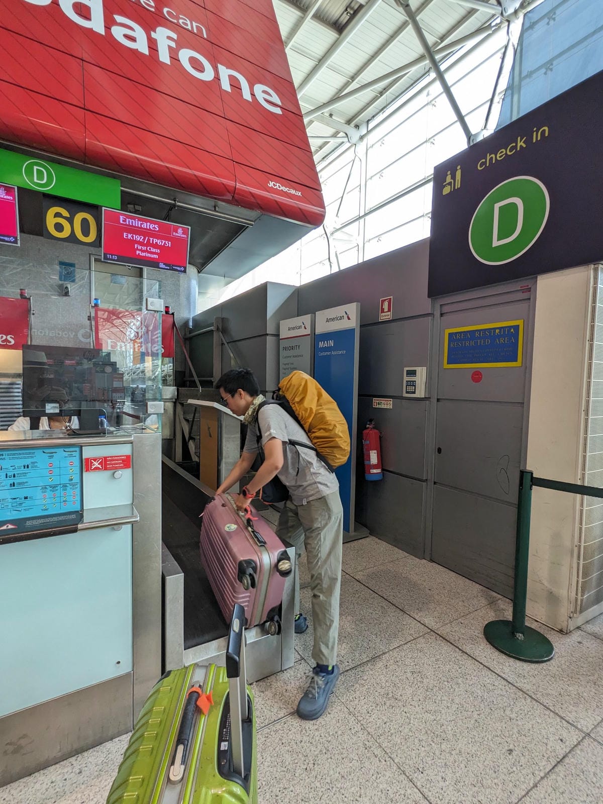 夏天葡萄牙里斯本機場人山人海