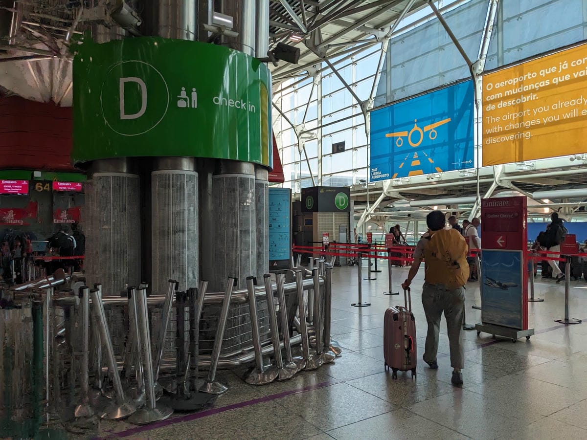 夏天葡萄牙里斯本機場人山人海