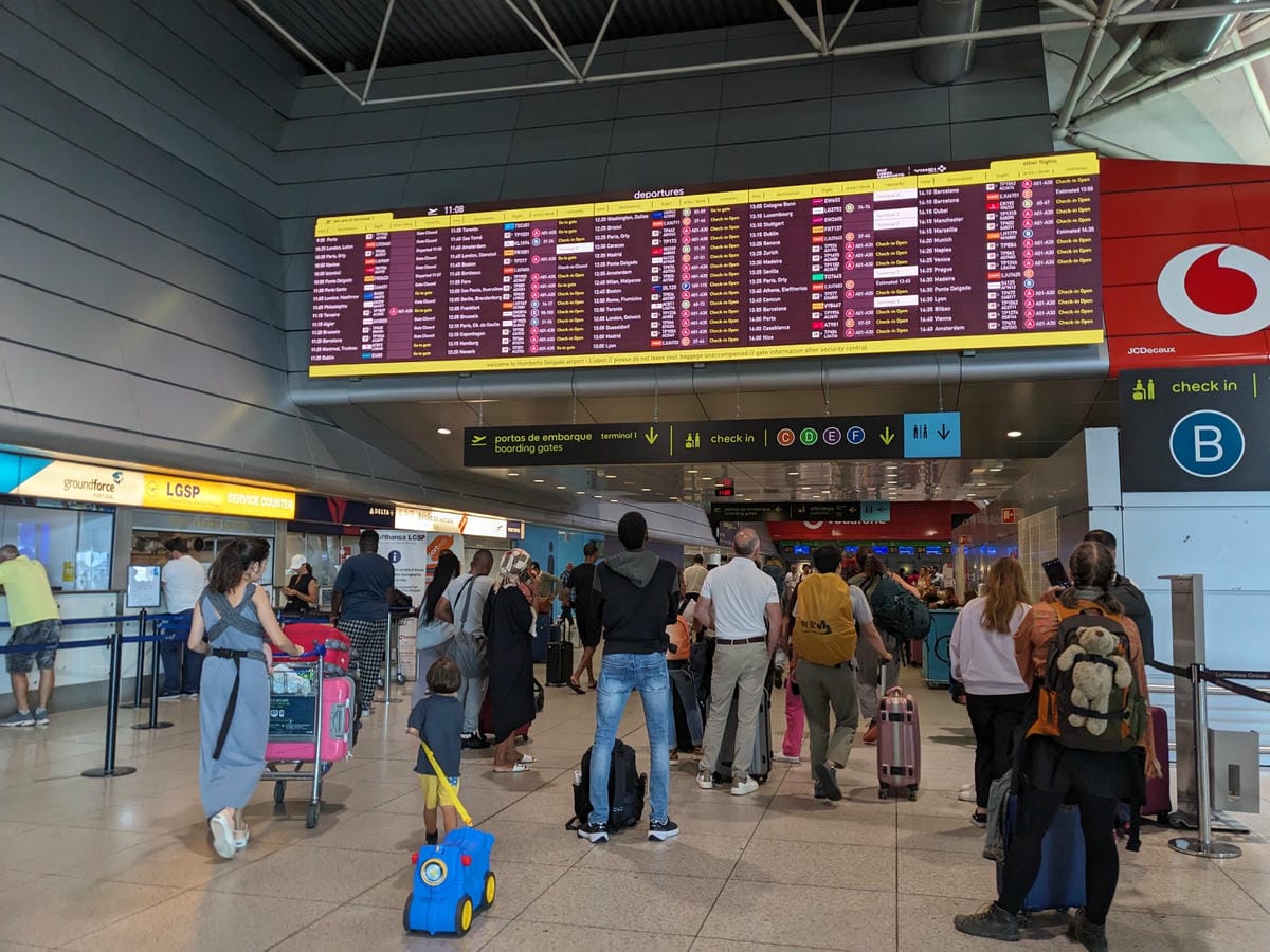 夏天葡萄牙里斯本機場人山人海