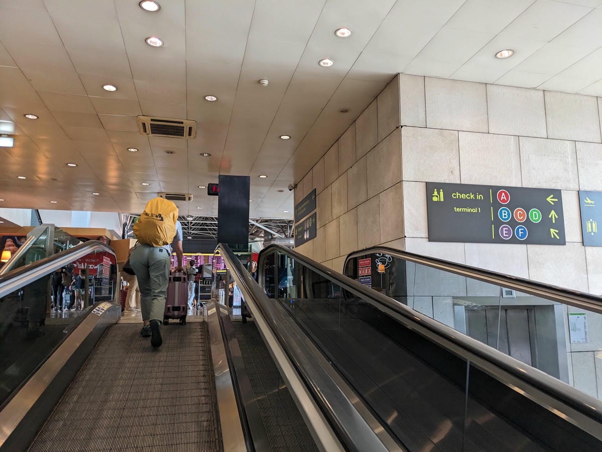 夏天葡萄牙里斯本機場人山人海