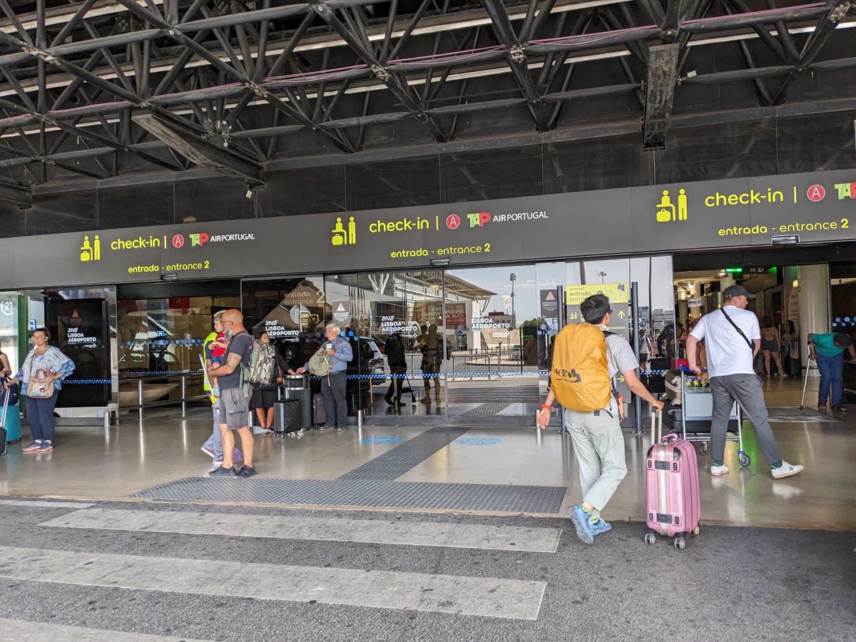 夏天葡萄牙里斯本機場人山人海