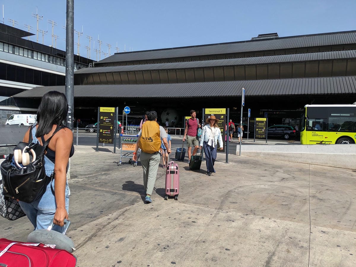 夏天葡萄牙里斯本機場人山人海