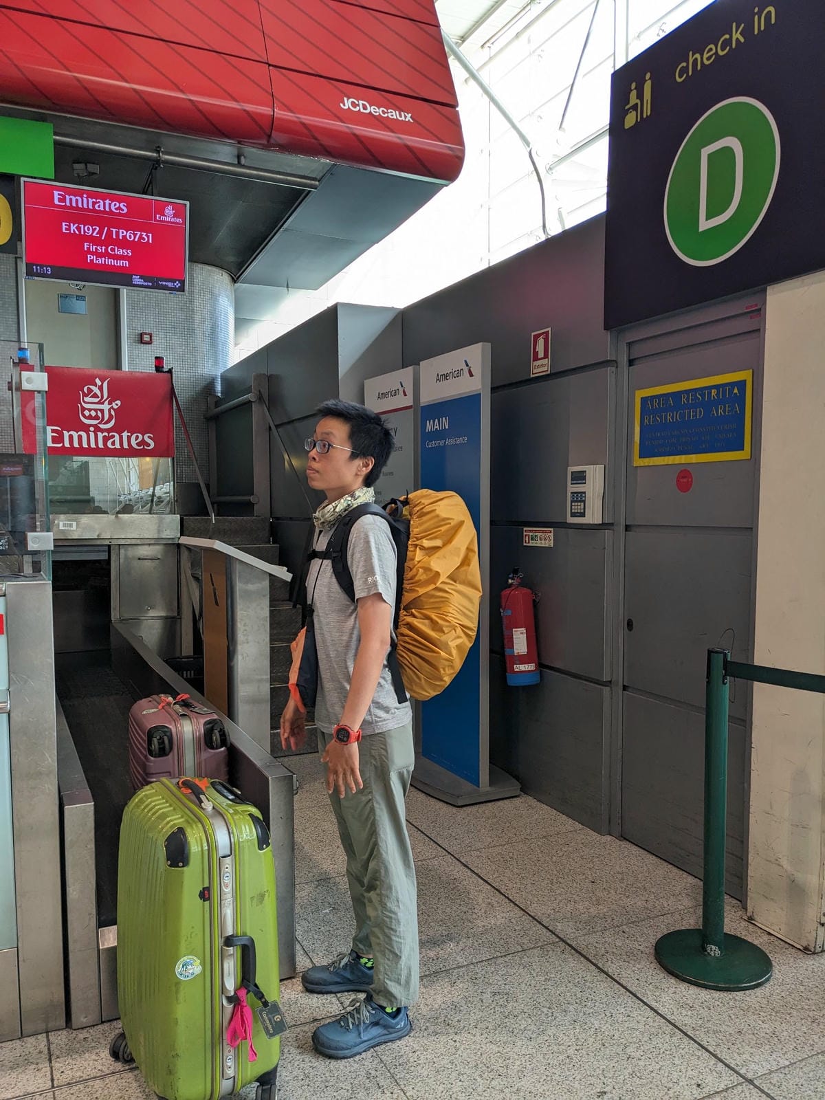 夏天葡萄牙里斯本機場人山人海