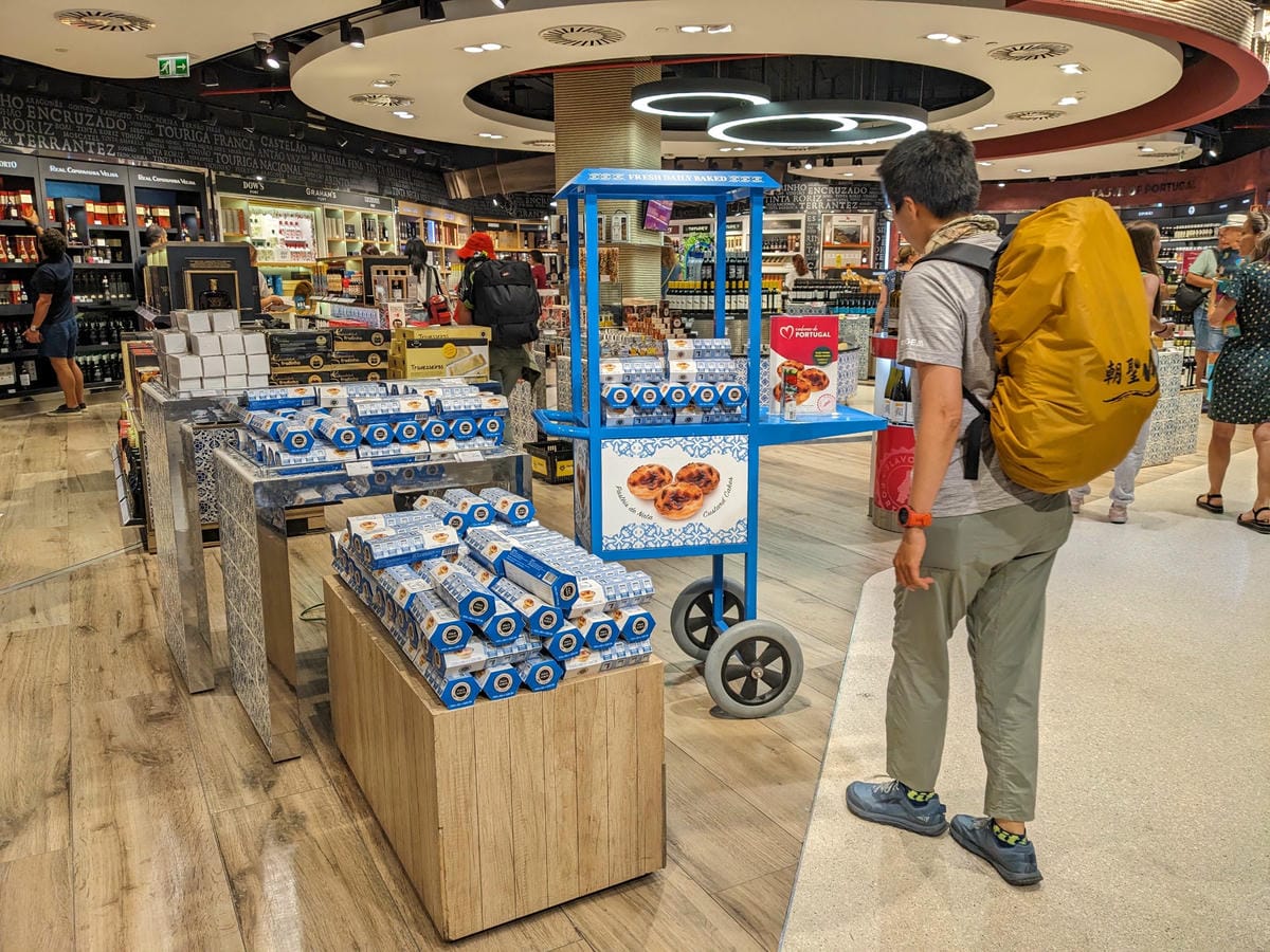 夏天葡萄牙里斯本機場人山人海