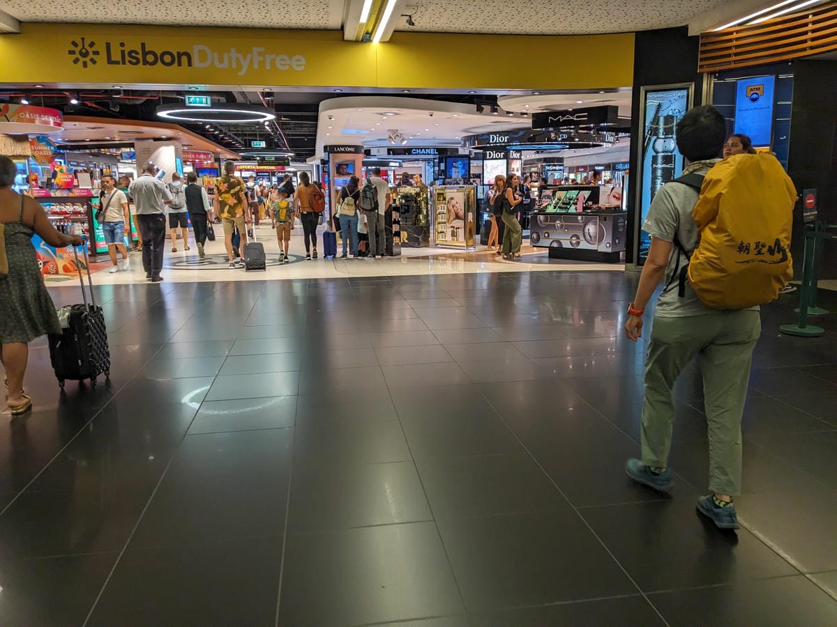 夏天葡萄牙里斯本機場人山人海