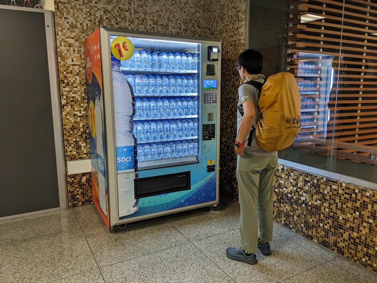 夏天葡萄牙里斯本機場人山人海