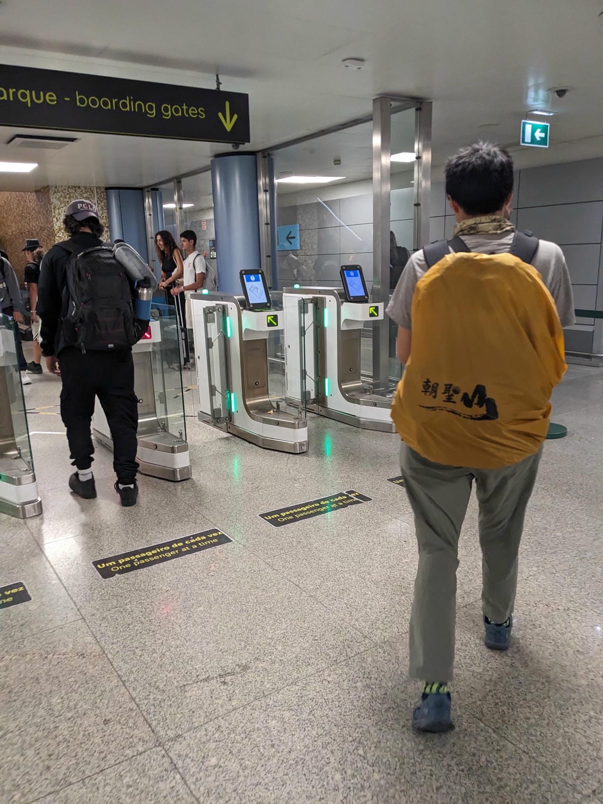 夏天葡萄牙里斯本機場人山人海