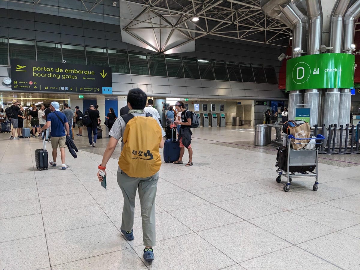 夏天葡萄牙里斯本機場人山人海