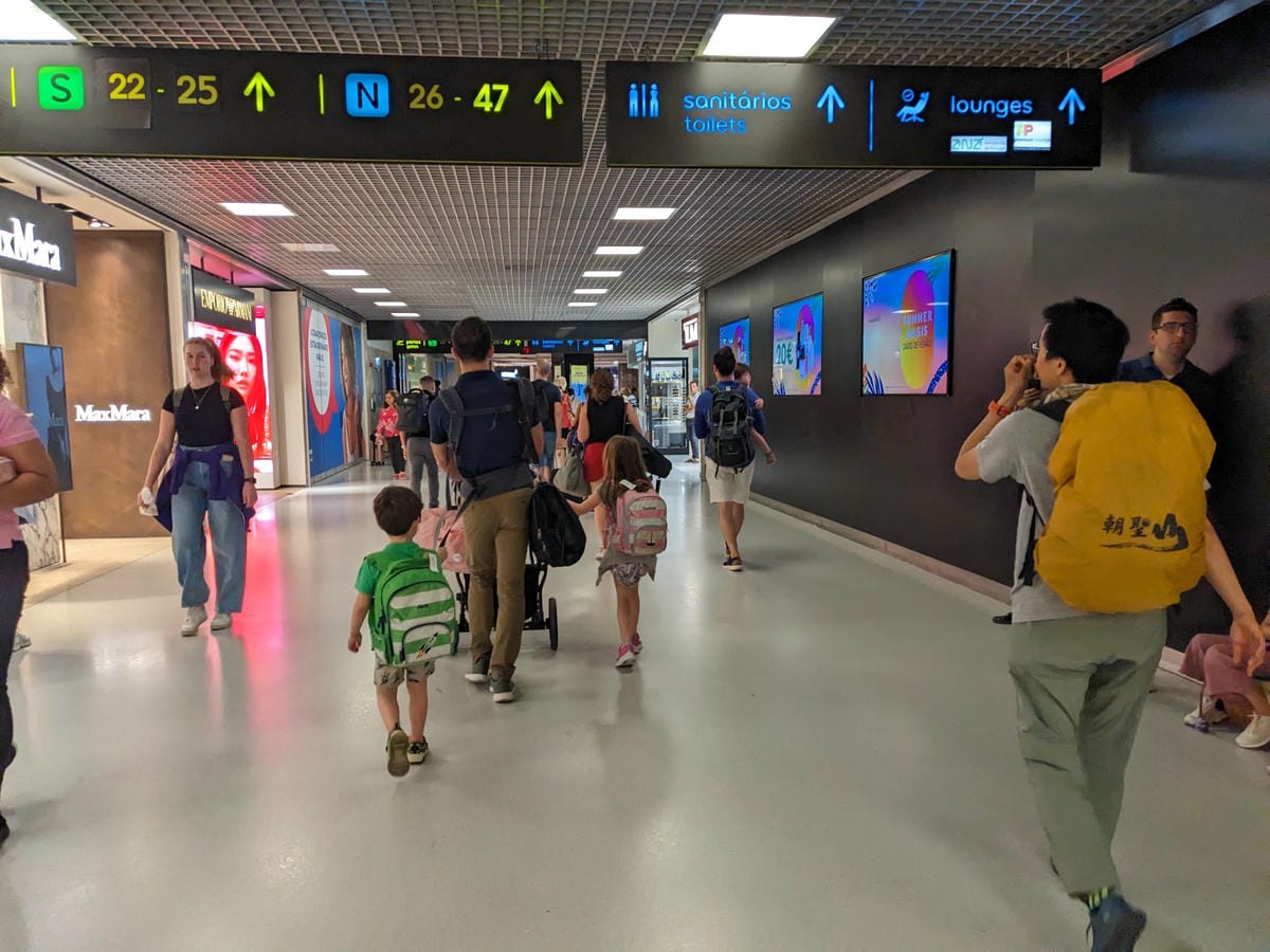 夏天葡萄牙里斯本機場人山人海