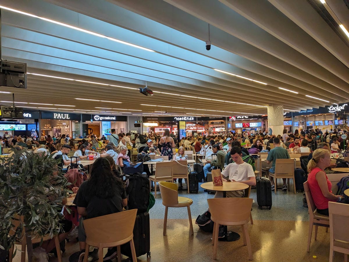 夏天葡萄牙里斯本機場人山人海