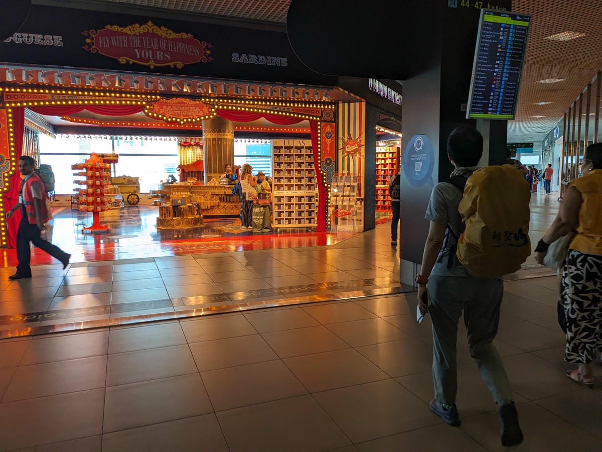 夏天葡萄牙里斯本機場人山人海