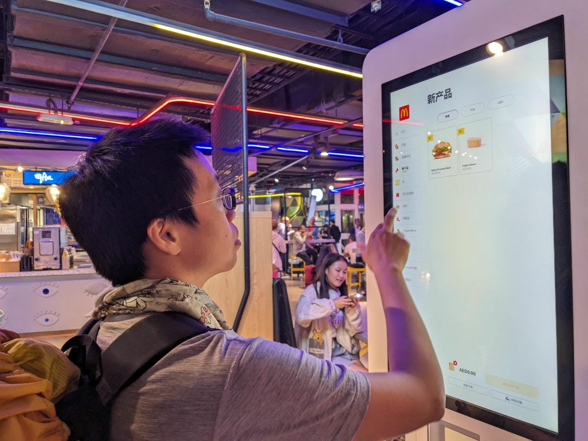 夏天葡萄牙里斯本機場人山人海