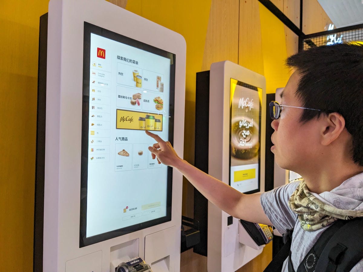 夏天葡萄牙里斯本機場人山人海