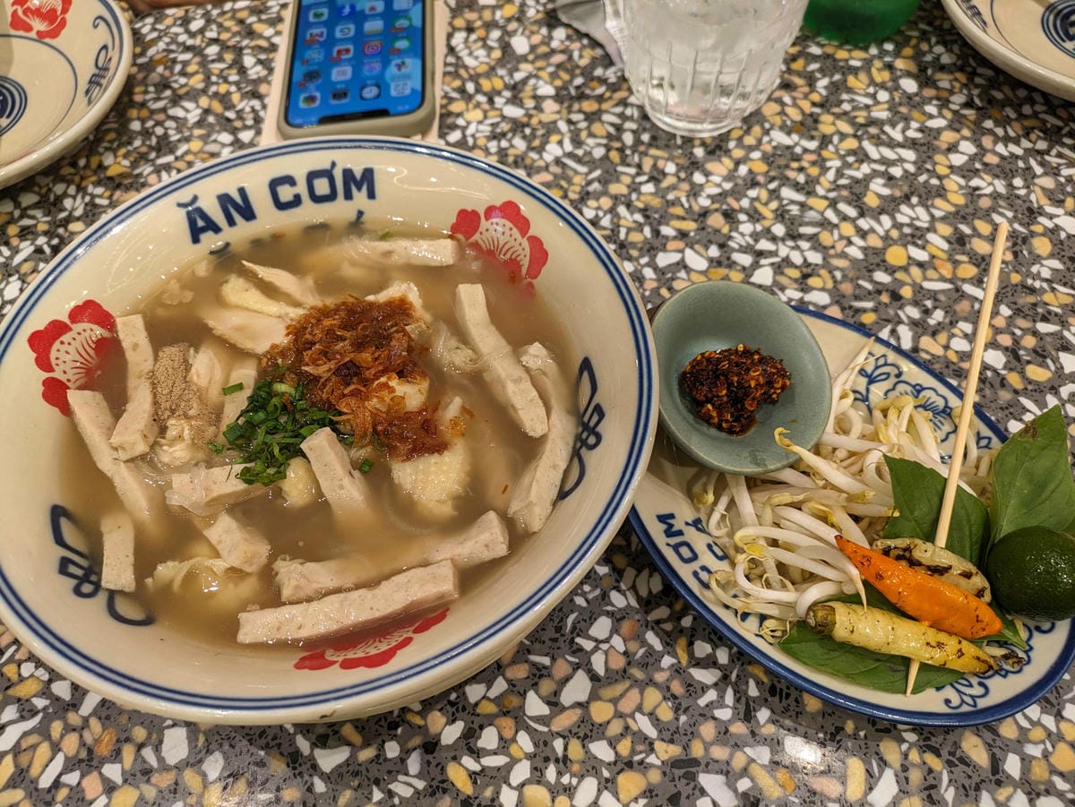 曼谷Iberry餐飲帝國的越南料理 Ăn Cơm Ăn Cá Emspher
