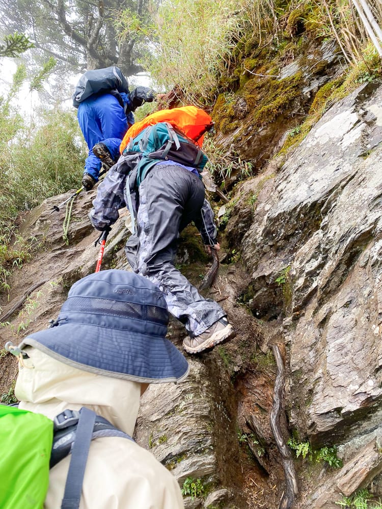 爬山穿雨鞋還是登山鞋？跟登山新手無關，跟山路跟你的腳最有關
