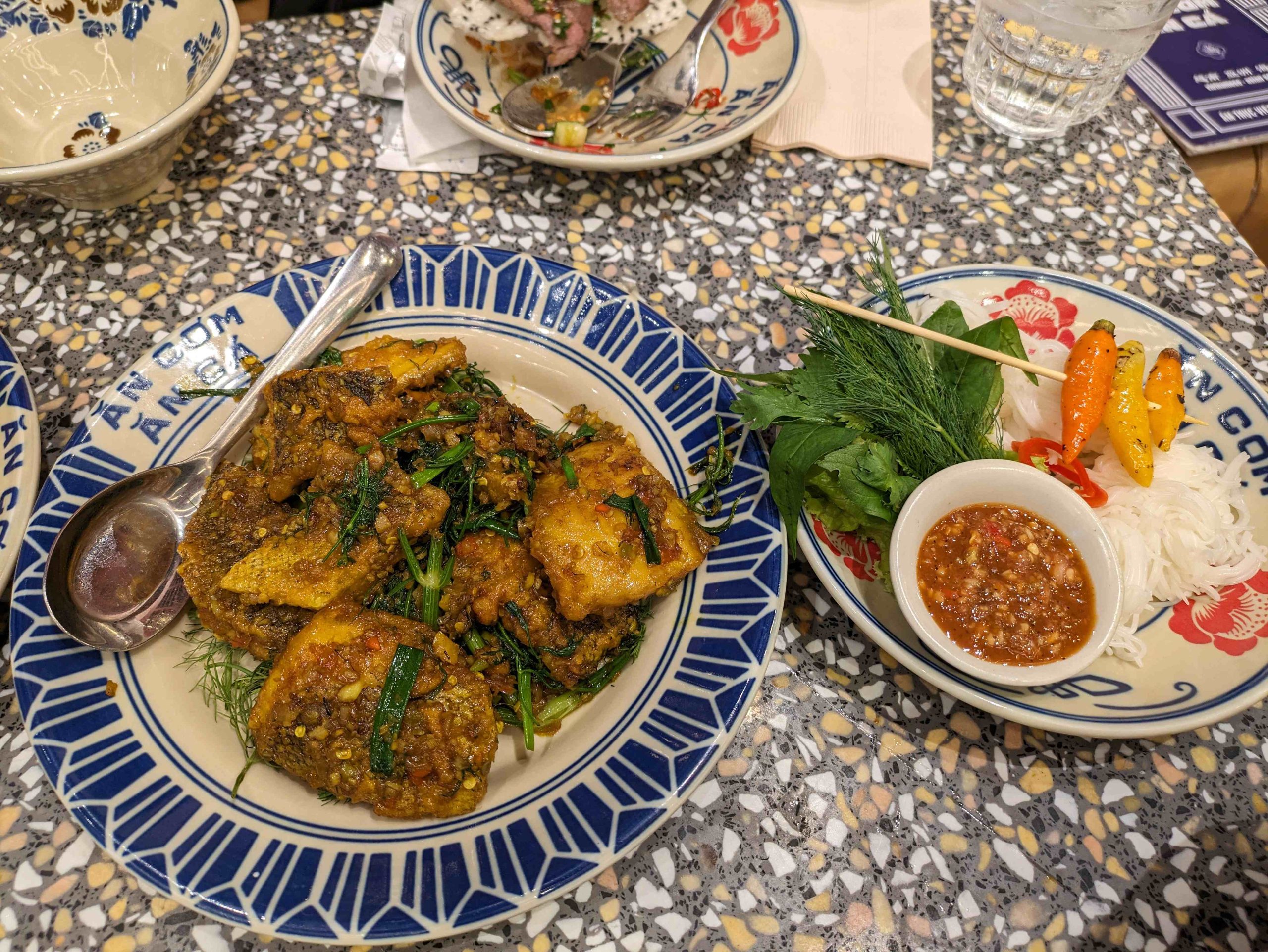 越南料理 Ăn Cơm Ăn Cá Emsphere