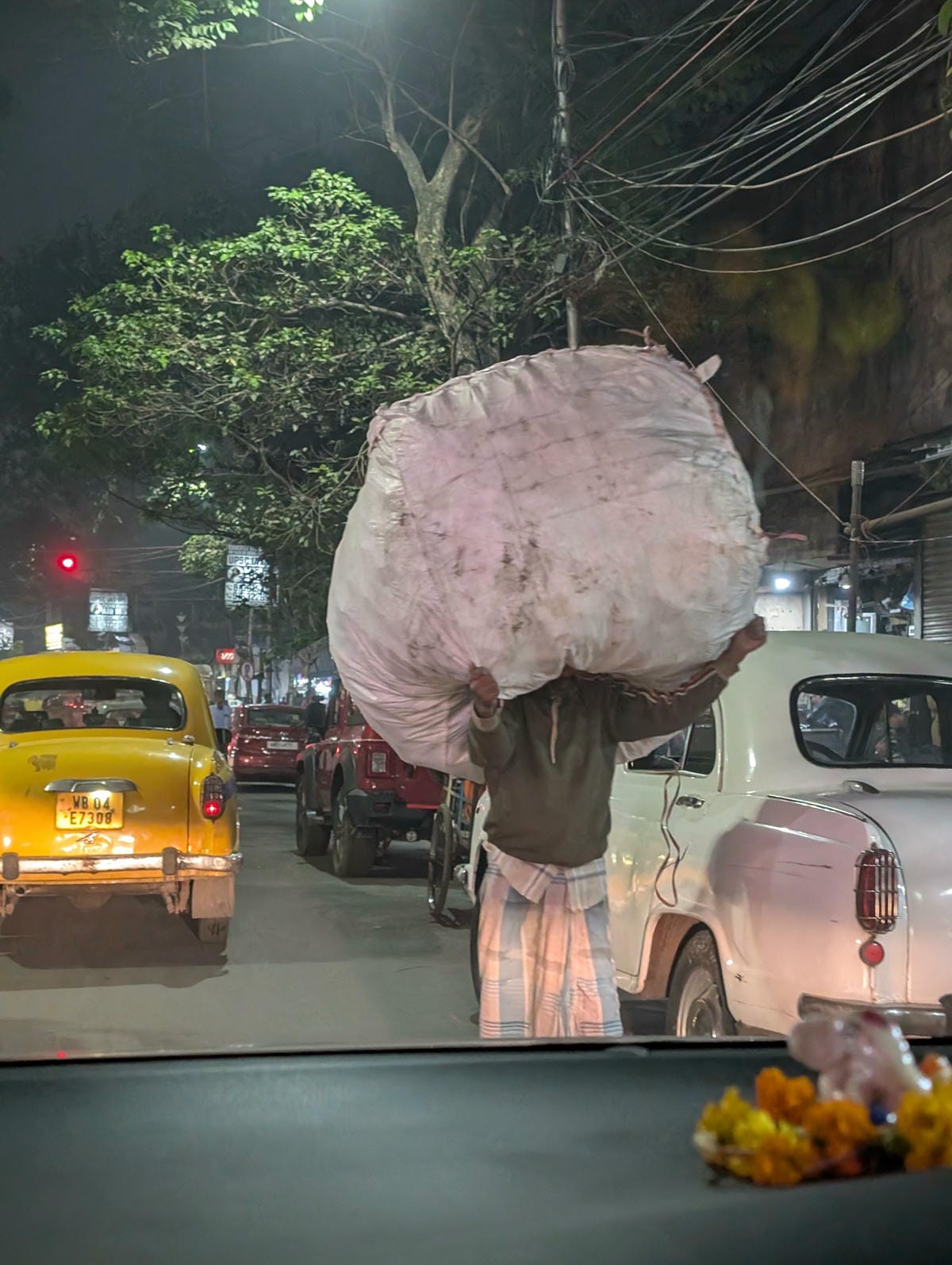 加爾各答｜武力值破表女神對上印度大塞車也是超然物外吧