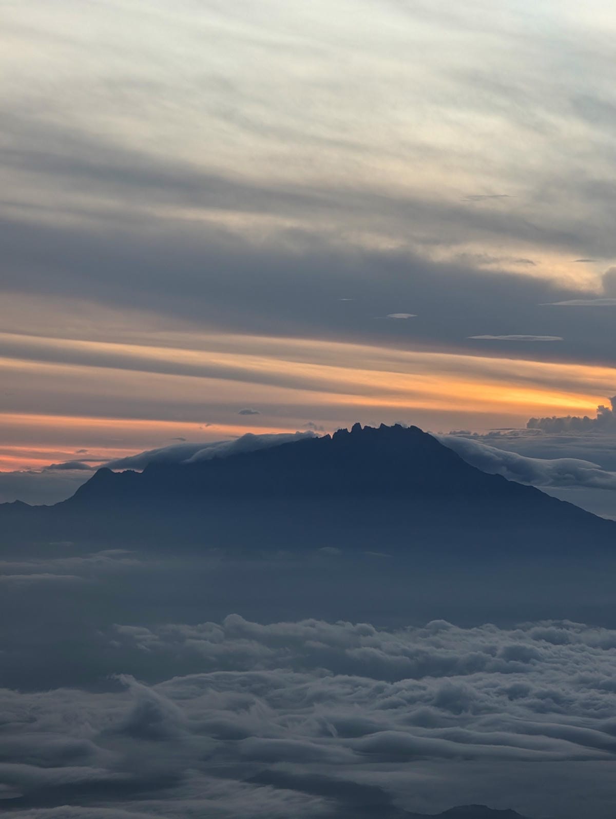 亞航 Airasia 馬來西亞亞庇沙巴BKI機場清晨有什麼？